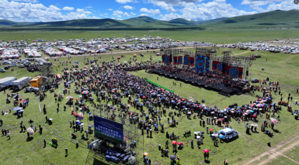 玉樹藏族自治州稱多賽馬會暨第十三屆 三江源生態(tài)文化旅游季在嘉塘草原開幕