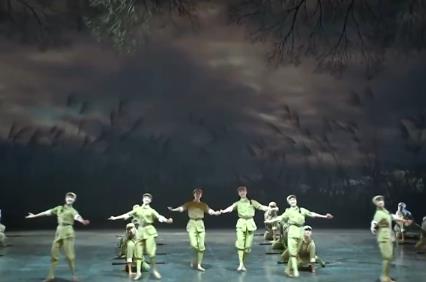 暑期紅色題材演出市場火熱 “東方美學(xué)+歷史文化”圈粉年輕觀眾引發(fā)觀演熱潮？