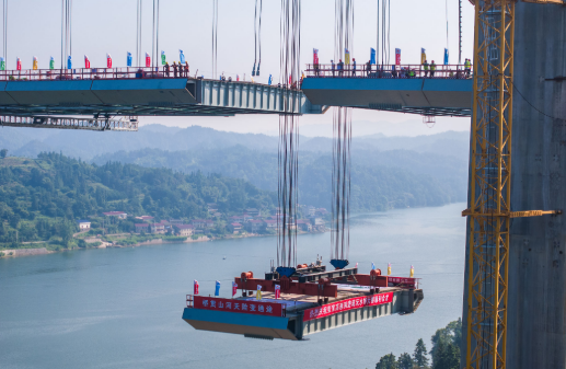 湖南張官高速洞庭溪沅水特大橋主橋合龍
