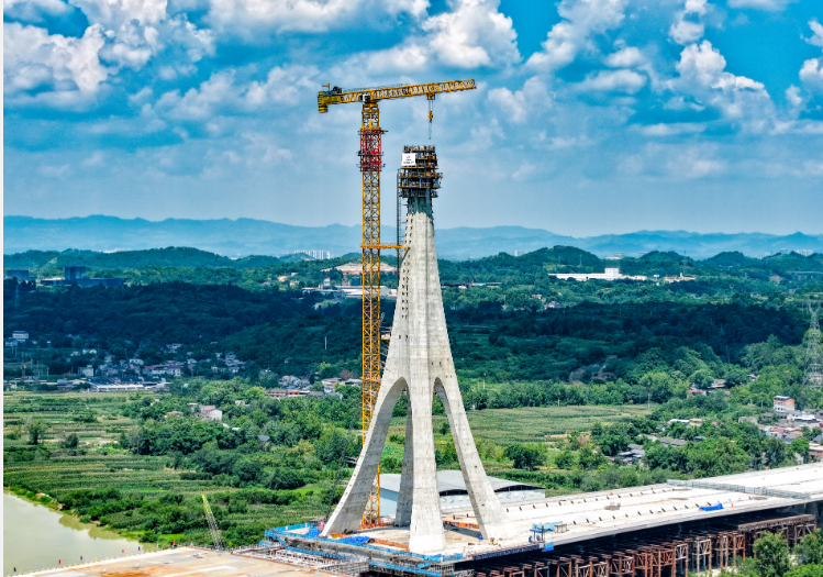 世界最寬獨(dú)塔混合梁斜拉橋精準(zhǔn)封頂