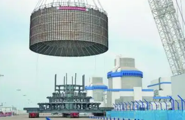 山東海陽核電3號(hào)機(jī)組核島大型模塊吊裝完成