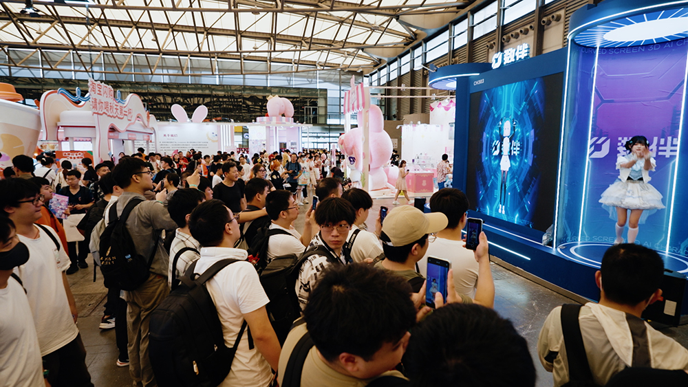 “賽博老婆”引爆ChinaJoy！數(shù)伴AI硬件成Z世代打卡新寵，預(yù)示AI陪伴新趨勢