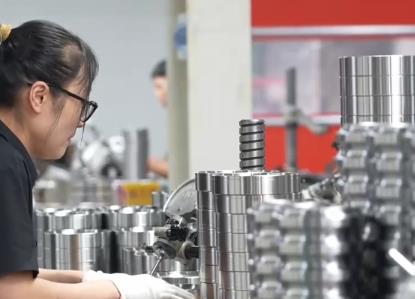 “軸”轉(zhuǎn)五洲“承”運(yùn)四海 小軸承插上騰飛翅膀“轉(zhuǎn)”出大市場(chǎng)