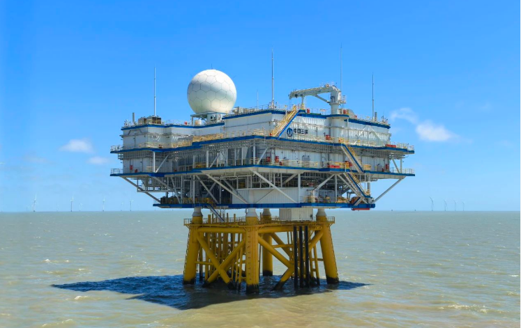 我國(guó)首個(gè)搭載氣象雷達(dá)的海上升壓站安裝完成