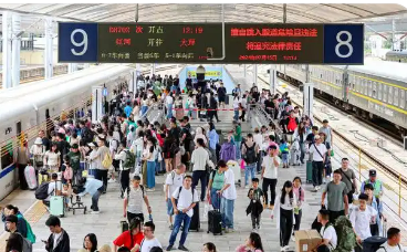鐵路暑運累計發(fā)送旅客7.44億人次