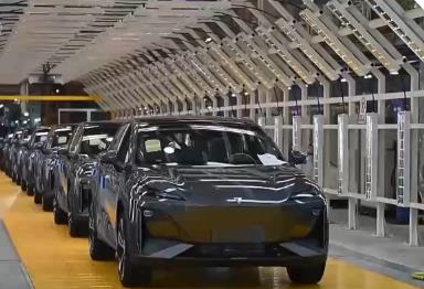 追“新”逐“變”，新能源汽車產(chǎn)業(yè)“降碳”正當時