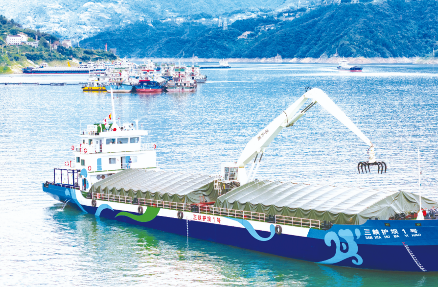 我國(guó)首艘內(nèi)河純電動(dòng)清漂轉(zhuǎn)運(yùn)船完成試航交付