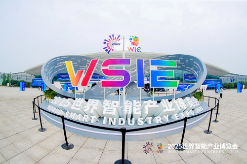 2025智博會(huì)直擊：螢石 “+AI” 產(chǎn)品矩陣?yán)L就智慧生活藍(lán)圖