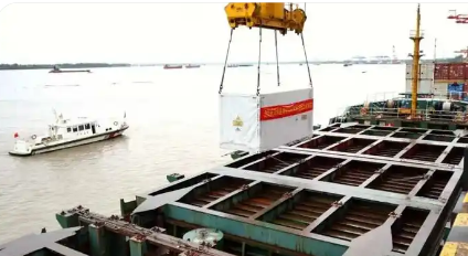 鄂產(chǎn)儲能裝備江海聯(lián)運(yùn)“一箱制”首航出運(yùn)