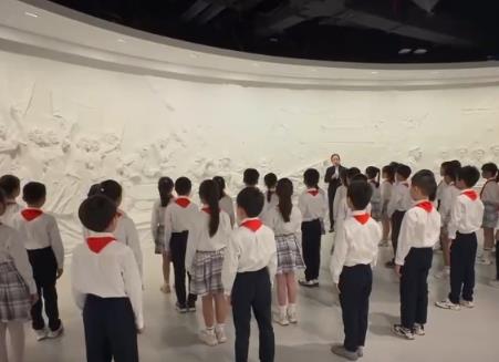 各地紅色場(chǎng)館迎來(lái)參觀熱潮 互動(dòng)式體驗(yàn)讓抗戰(zhàn)歷史“活起來(lái)”