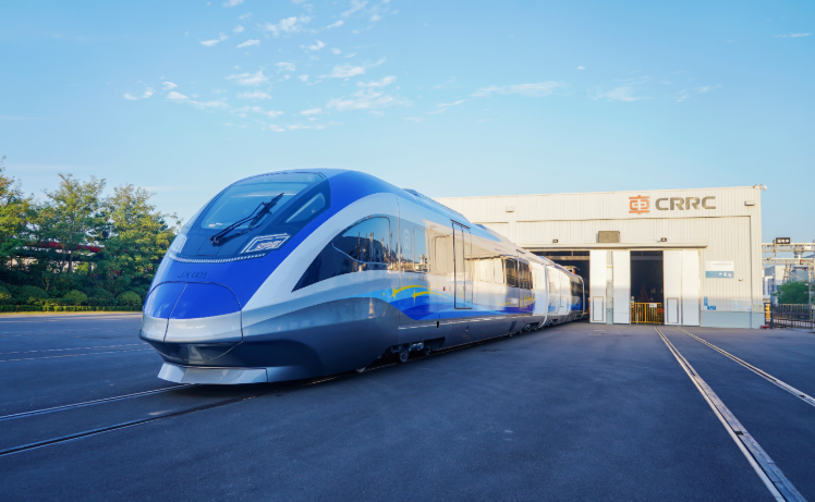 我國(guó)首列中國(guó)標(biāo)準(zhǔn)智能市域列車(chē)青島亮相