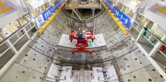 世界最大直徑高鐵盾構(gòu)機(jī)“領(lǐng)航號(hào)”掘進(jìn)突破8000米