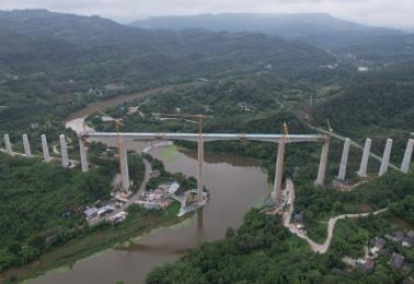 全長1796米 渝萬高鐵五步河雙線特大橋合龍