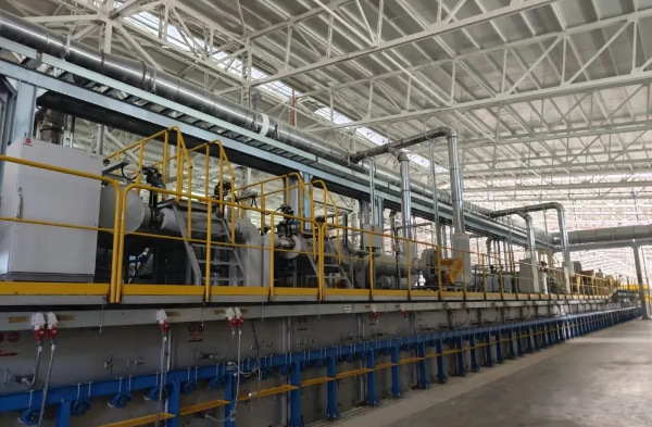 中國建材日熔化量800噸超白壓延光伏玻璃生產(chǎn)線成功點火