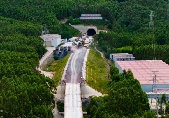 柳梧鐵路全線54座隧道全部貫通 預(yù)計明年建成通車