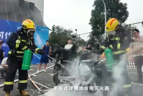 電動(dòng)車充電起火視頻引熱議，中科永安鋰電池滅火設(shè)備 5 秒破局