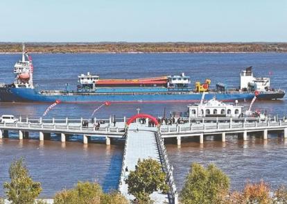 黑龍江江海聯(lián)運(yùn)內(nèi)貿(mào)貨物跨境運(yùn)輸首航成功