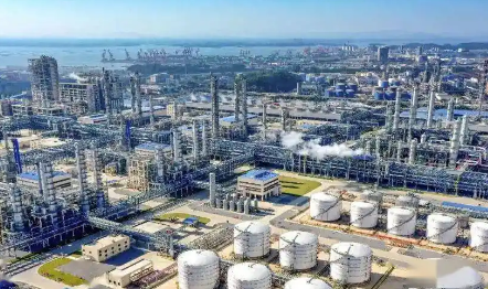 “一滴油”到“一片材料”，石油煉化智慧蝶變