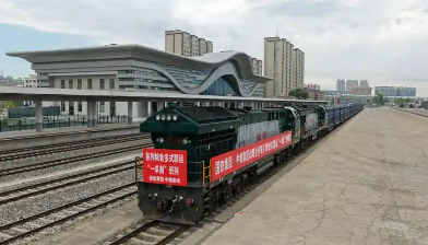 “北糧南運”集港實現(xiàn)高效運輸 中糧集團新產(chǎn)季糧食集港班列首發(fā)