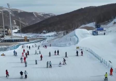 一季到四季；小眾到大眾！創(chuàng)新重構冰雪產業(yè)鏈 冰雪消費釋放新增長點