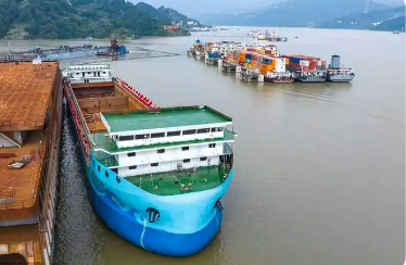 全球最大內(nèi)河萬(wàn)噸級(jí)純電動(dòng)運(yùn)輸船在湖北宜昌下水