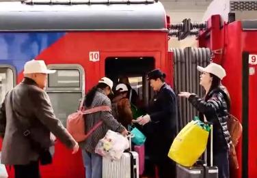 秋季文旅消費(fèi)熱力十足：銀發(fā)專列跨省游與城市賞秋經(jīng)濟(jì)雙雙升溫