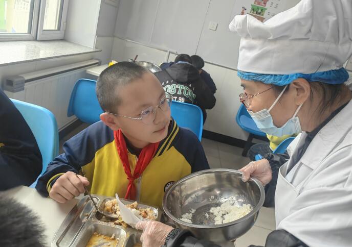 創(chuàng)新“媽媽管理模式” 黑龍江省富?？h逸夫小學(xué)食堂贏得好評