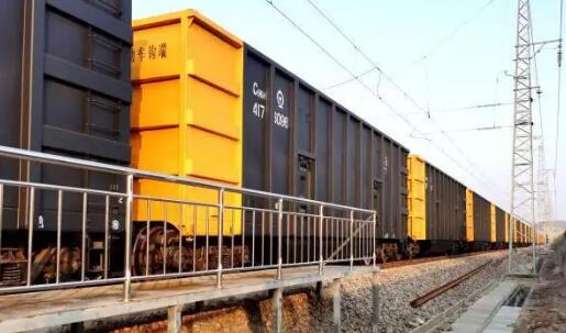 國產(chǎn)載重96噸重載車輛在國鐵集團能源運輸干線正式投入使用