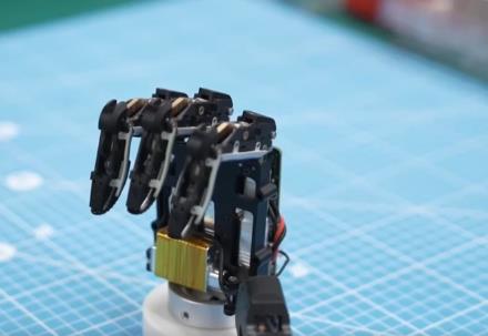 一雙“靈巧手”實(shí)現(xiàn)突破折射機(jī)器人產(chǎn)業(yè)崛起 “中國(guó)智造”展現(xiàn)“新”活力