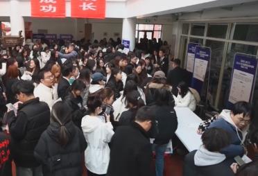 @高校畢業(yè)生，就業(yè)“大禮包”請查收！2025年秋招這幾類人才成“香餑餑”↓