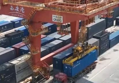 邁向“十五五” “鋼鐵駝隊”馳新程