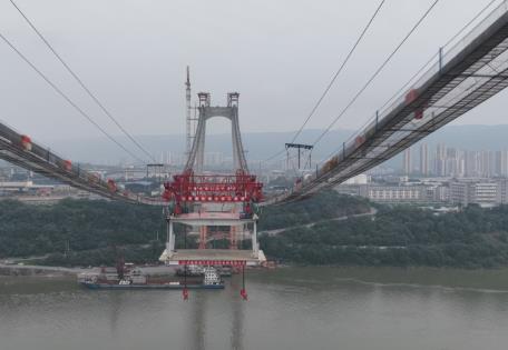 世界在建最大跨徑公軌兩用懸索橋首節(jié)鋼桁梁吊裝完成