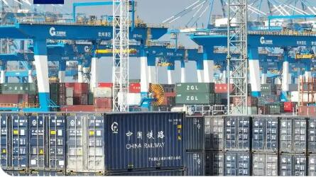 西部陸海新通道鐵海聯(lián)運(yùn)班列集裝箱運(yùn)量累計超255萬標(biāo)箱