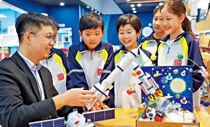 分類推進·學(xué)科融通·學(xué)用結(jié)合——教育部新聞發(fā)布會聚焦加強中小學(xué)科技教育