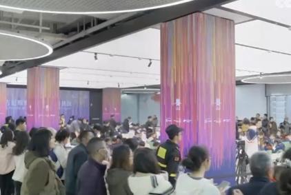 “首發(fā)經(jīng)濟(jì)”“銀發(fā)經(jīng)濟(jì)”“夜經(jīng)濟(jì)”釋放新活力 消費(fèi)新引擎澎湃新動(dòng)能