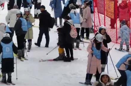 “增設(shè)雪假+惠民政策+特色景觀”掀起冰雪新熱潮 “滑”出消費(fèi)新“動(dòng)”力