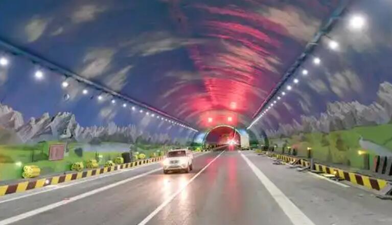 貫通天山！世界最長(zhǎng)高速公路隧道“信號(hào)滿格”