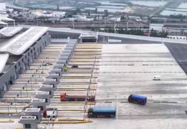 封關(guān)倒計(jì)時(shí)！“港口+查驗(yàn)場(chǎng)”協(xié)同運(yùn)作現(xiàn)代化物流助力海南自貿(mào)港貨物高效離島