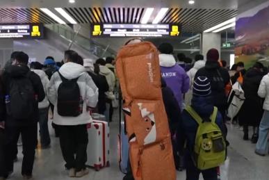 全方位便利舉措“組合拳”服務(wù)冰雪游 方便雪友出行實(shí)現(xiàn)下車即轉(zhuǎn)乘無(wú)縫銜接