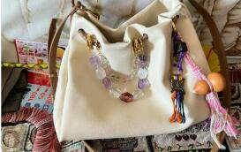 包掛上的新潮流——2025年消費升級里的情緒表達