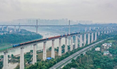 西部陸海新通道隆瀘敘鐵路開通