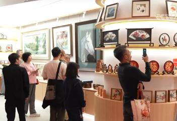 假期消費市場熱潮涌動 需求牽引供給提質(zhì)升級