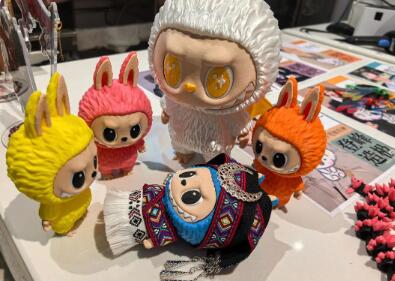 當(dāng)“新式芭比”穿上千年壯錦——“民族風(fēng)娃衣”激活潮玩產(chǎn)業(yè)文化消費新賽道