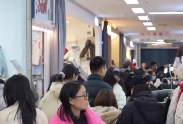 國潮點亮“年經(jīng)濟”服裝消費熱力足 “新中式”走俏馬年主題配飾熱銷