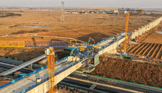 合武高鐵廬安特大橋跨德上高速連續(xù)梁合龍