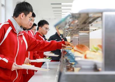 告別校外供餐 2027年底所有北京中小學將實現校內食堂供餐