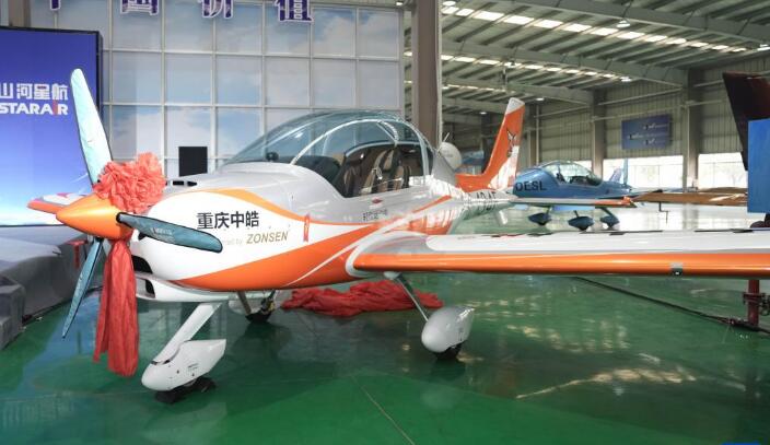 國(guó)產(chǎn)動(dòng)力輕型運(yùn)動(dòng)飛機(jī)“阿若拉”在湖南株洲交付