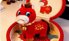 從“哭哭馬”到“愛你老己”年輕人如何用消費安放時代情緒？