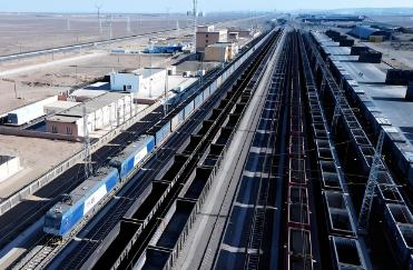 新疆鐵路客貨運(yùn)量雙線飄紅的背后