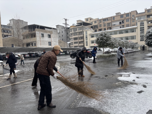 蘄春縣局浴“雪”奮戰(zhàn)保暢通，為民掃出“暖心路”